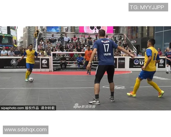 街头足球表演引发热潮谁是这位街头戏耍的足球明星