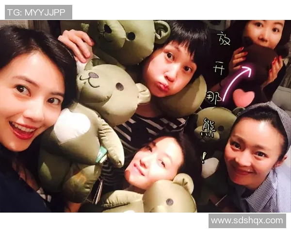 金智秀与足球明星亲密合影展现青春活力与运动魅力的完美结合